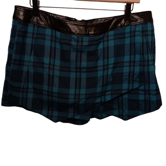 Bethany Mota Plaid Skort. SZ XL. Faux leather waistband. Good condition! - Picture 1 of 10